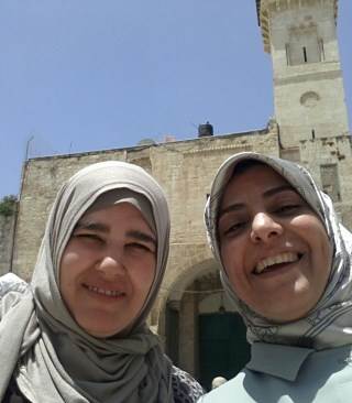 نادية أبو زاهر وصديقتها في القدس