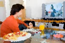 شخص يأكل ويشاهد التلفزيون